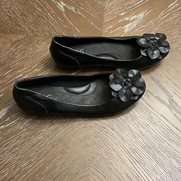 B.O.C. by BORN slip on black ballet flats with decorative flower on toe - Picture 5 of 13